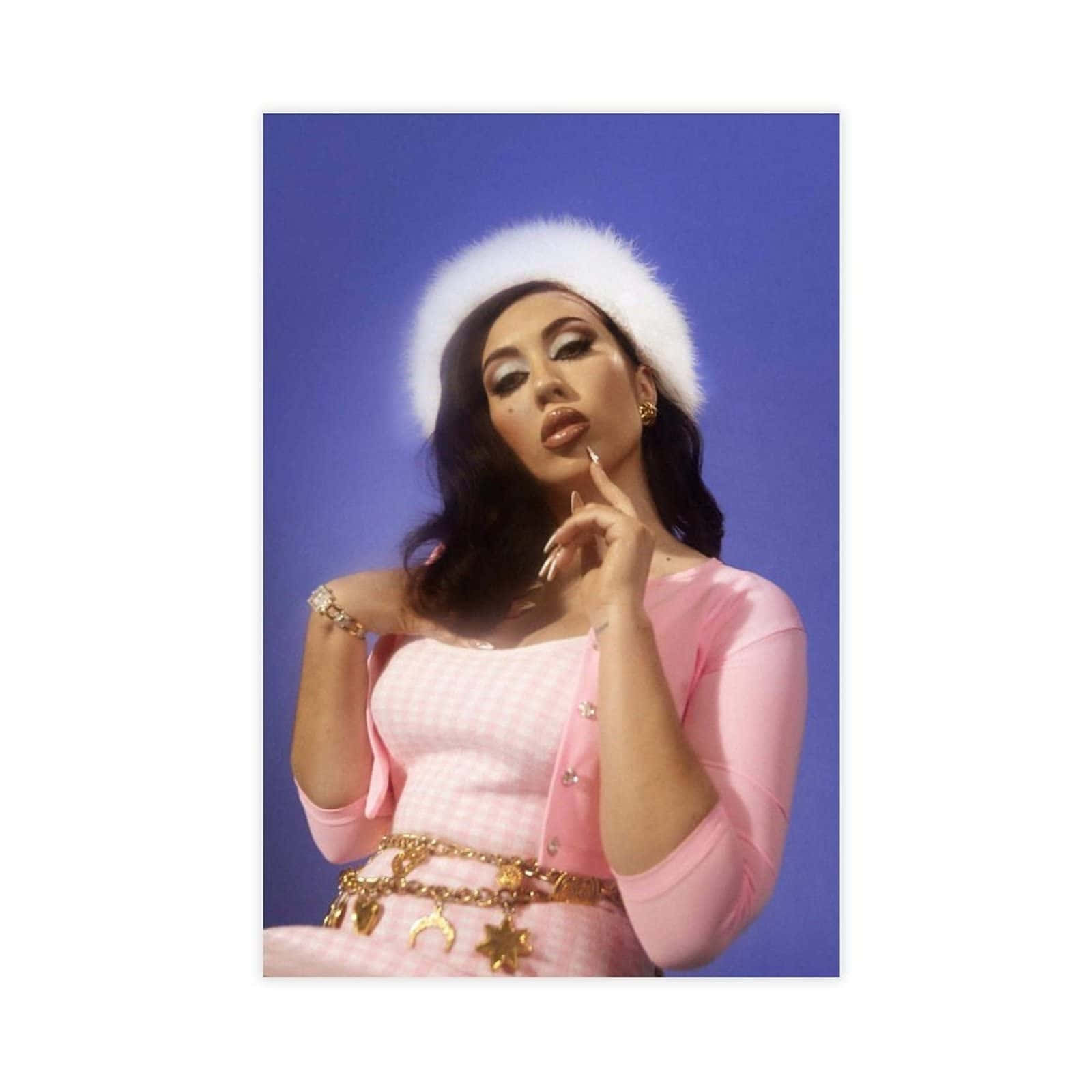 Retro Glamour Pose Kali Uchis Wallpaper