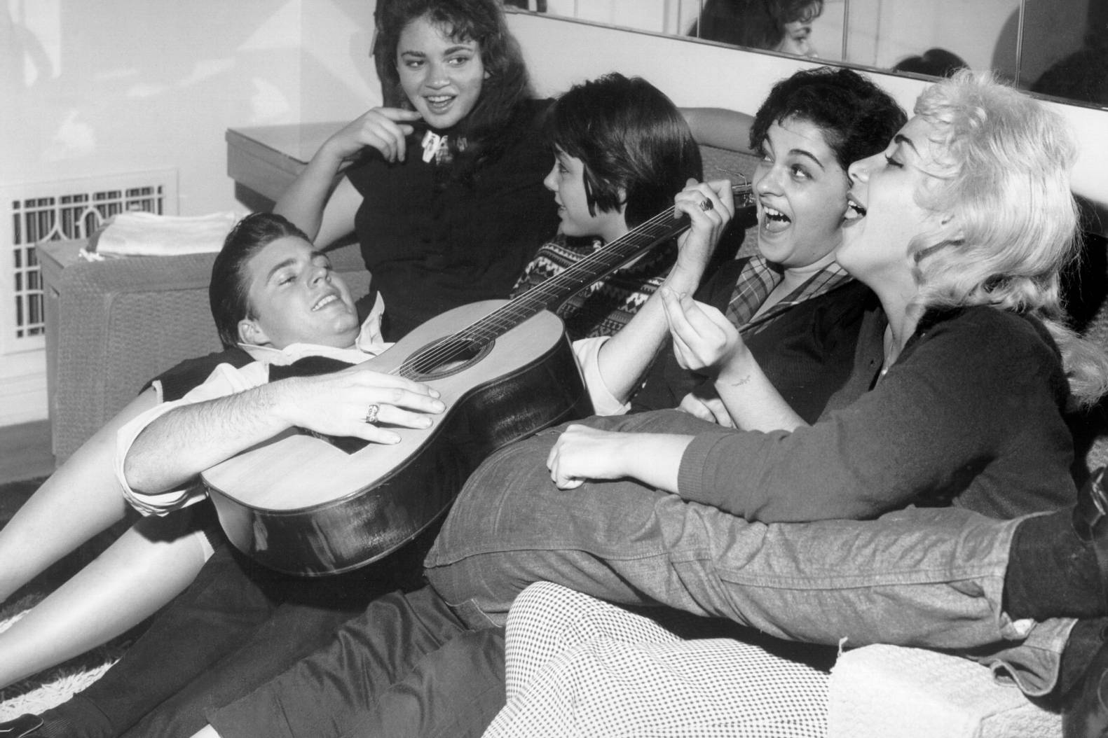 Rick Nelson With Four Female Fans, Circa 1958 Wallpaper