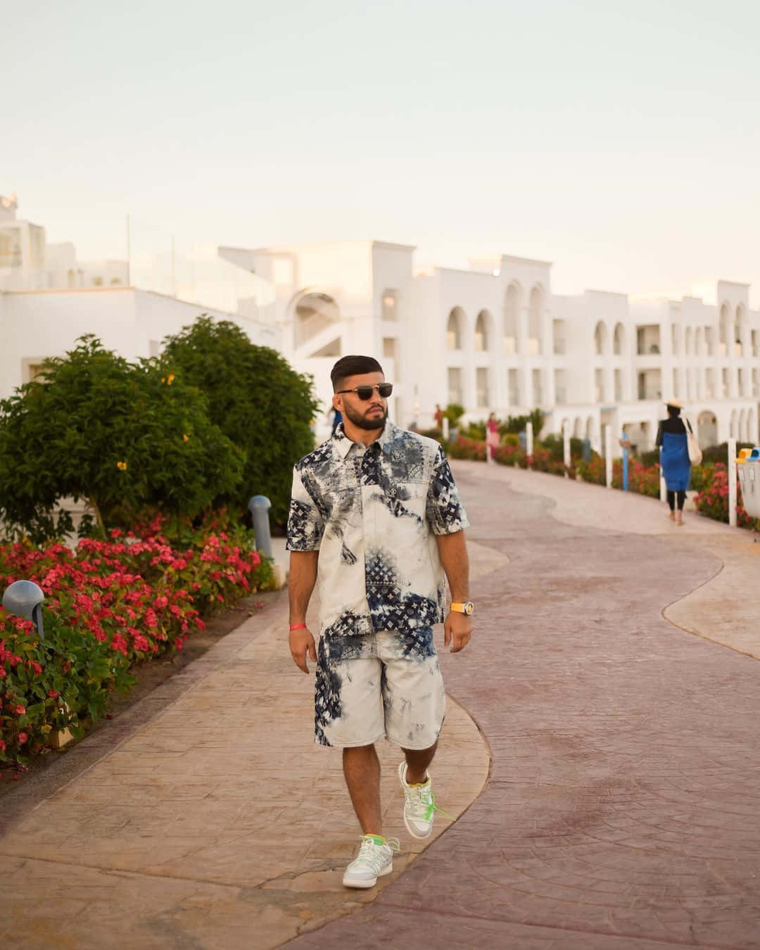 Rising Mma Star, Arman Tsarukyan In A Stylish White-and-blue Outfit Wallpaper