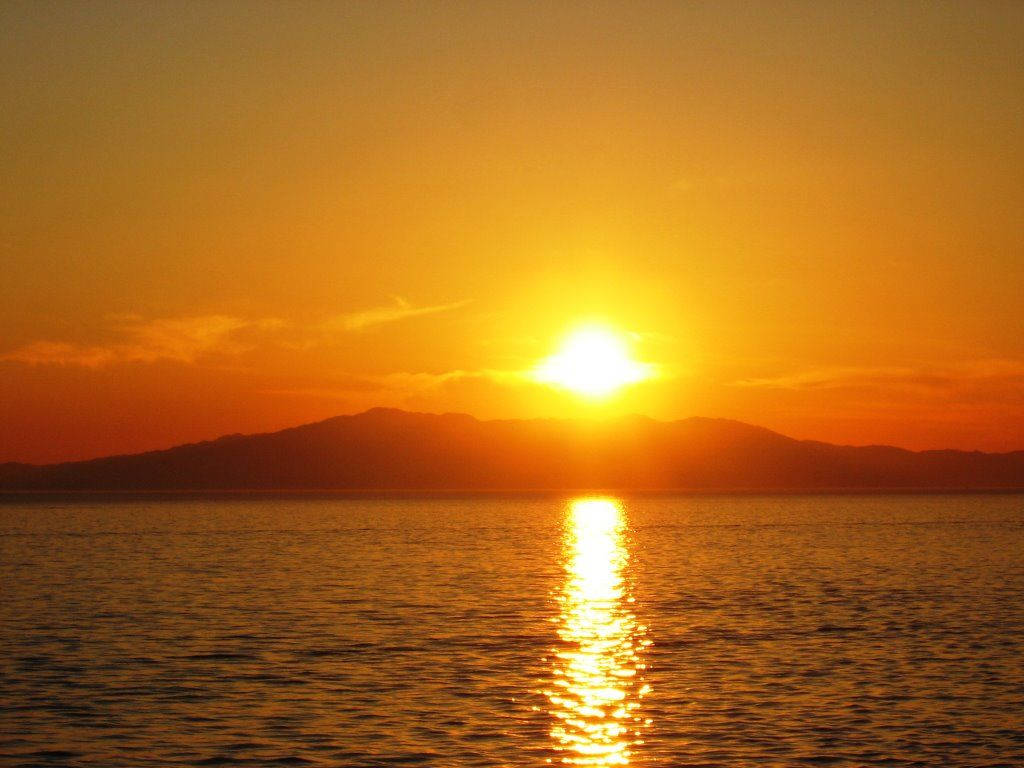 Rising Sun In The Sea Wallpaper