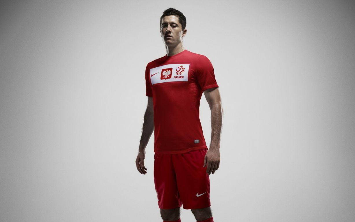 Robert Lewandowski Red Jersey Portrait Wallpaper