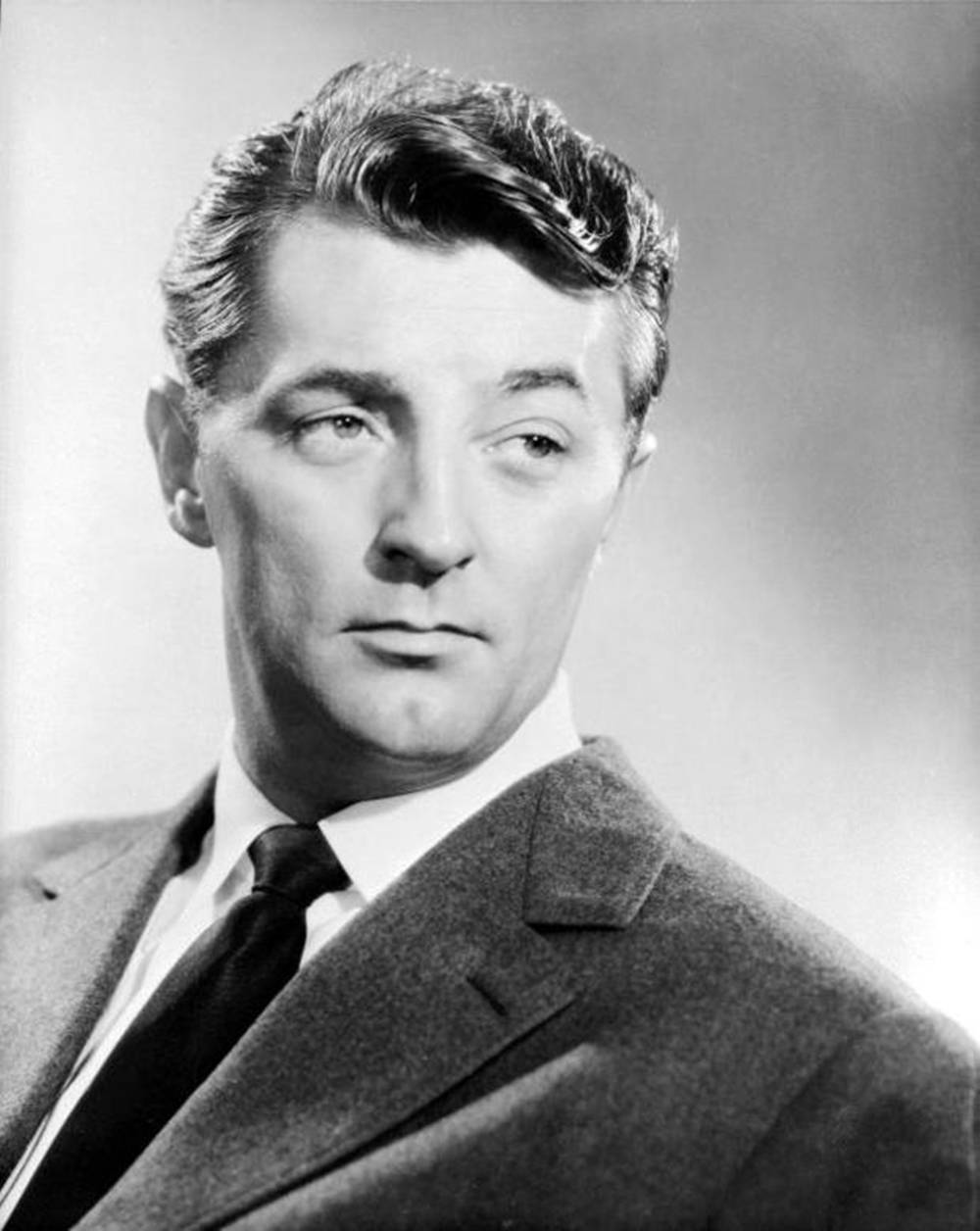 Robert Mitchum Black And White Stylish Hair Wallpaper