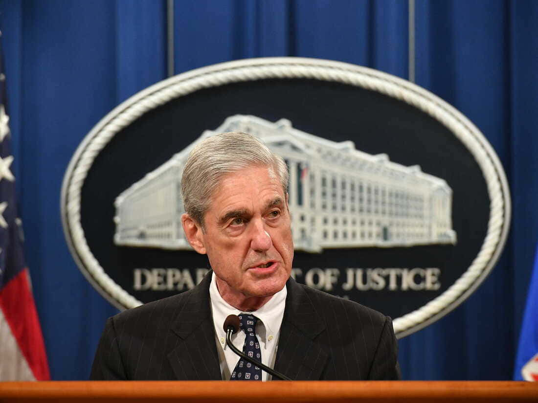 Robert Mueller Speakingat Departmentof Justice Wallpaper