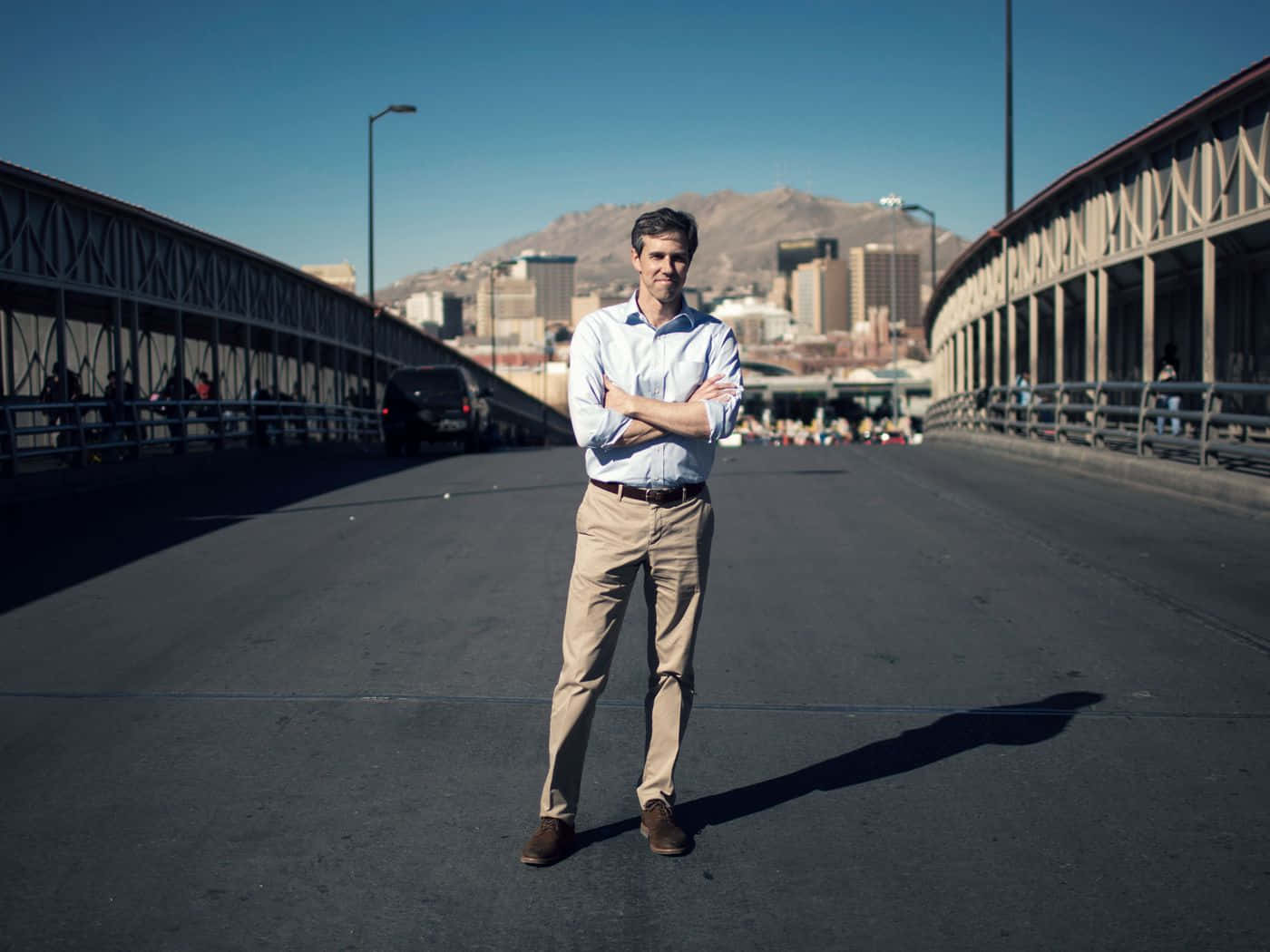 Robert O'rourke Delivering A Speech In Front Of A Crowd. Wallpaper