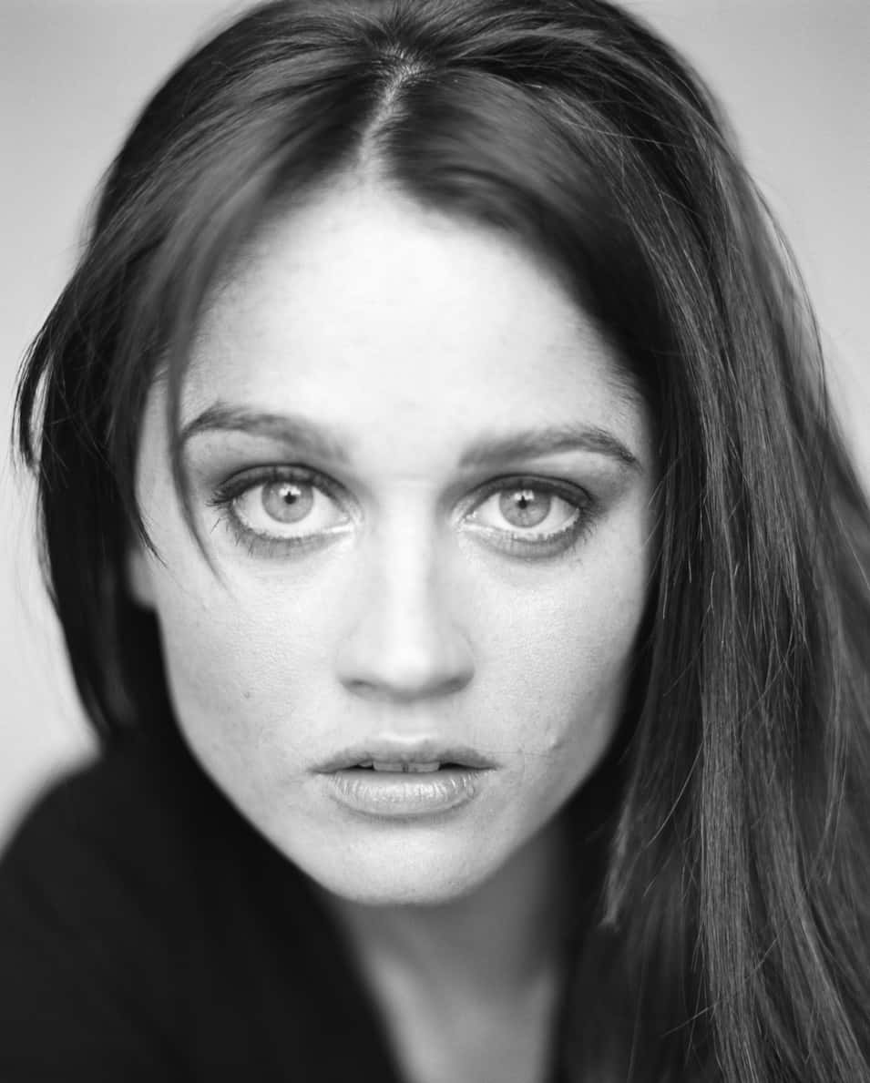 Robin Tunney Posing For A Portrait Wallpaper