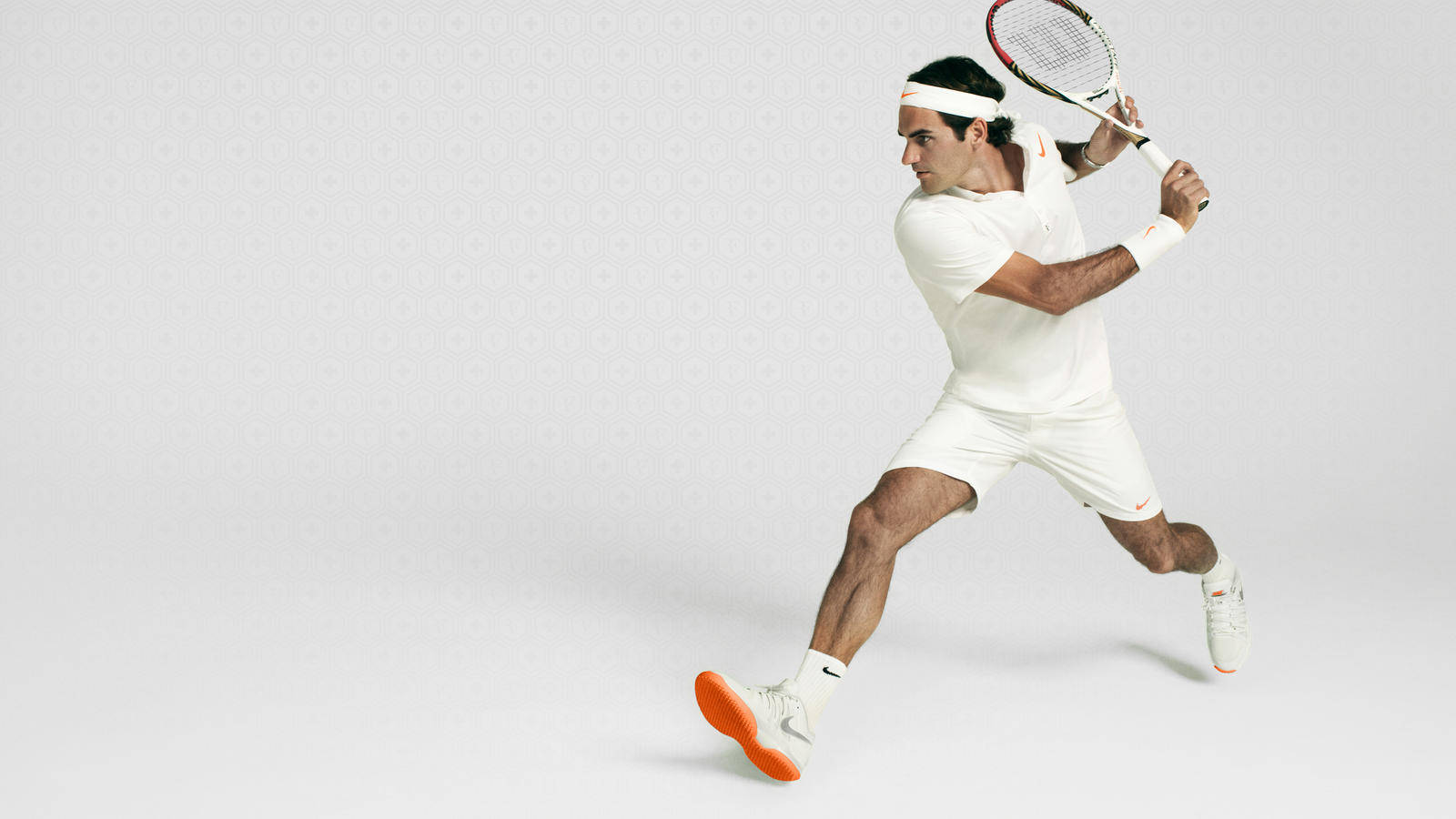 Roger Federer Showcasing His Agility On The Tennis Court. Wallpaper