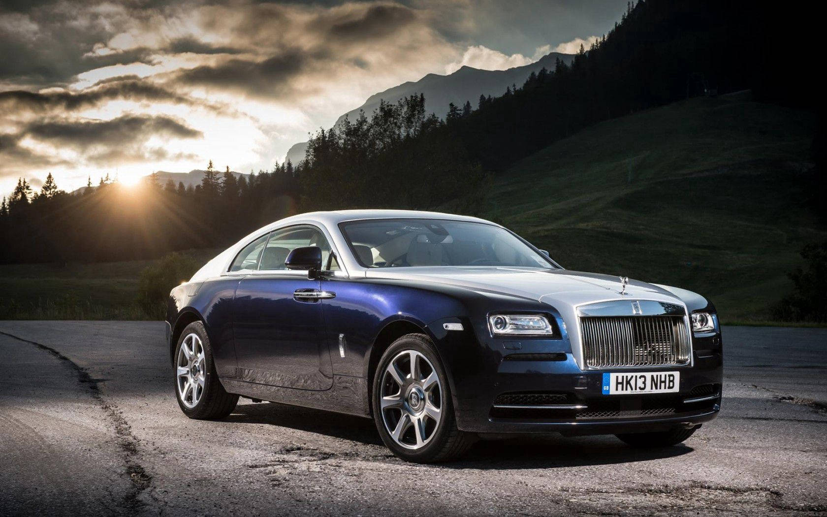 Rolls Royce Black Wraith Sideview Wallpaper