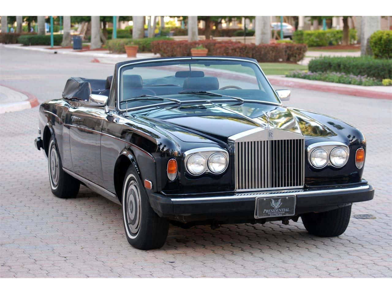 Rolls Royce Corniche Luxurious Transportation Wallpaper