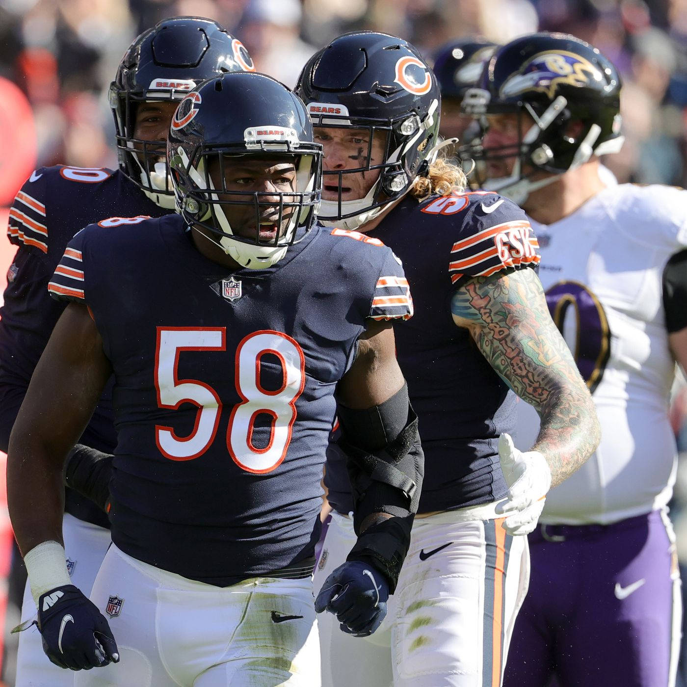 Roquan Smith With Chicago Bears Teammates Wallpaper