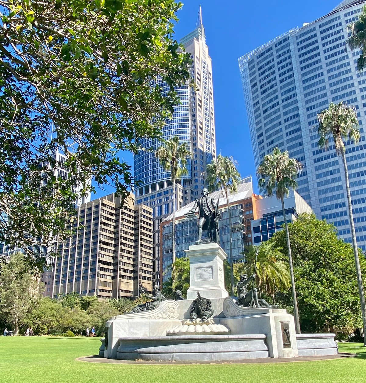 Royal Botanic Garden Sydney Statueand Skyscrapers Wallpaper