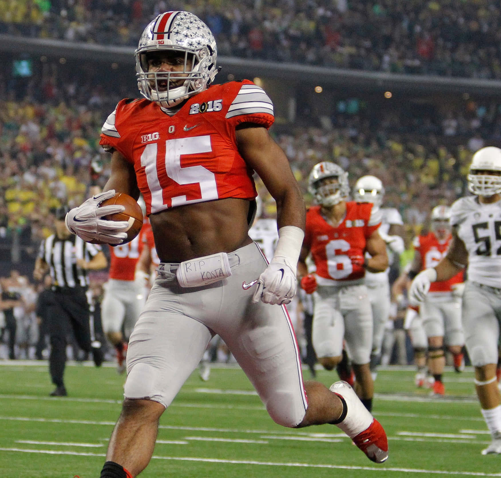 Running Back Ezekiel Elliott Sprints Forward During Game Wallpaper