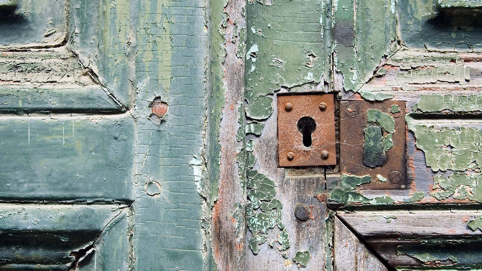 Rusty Keyhole Of An Ancient Door Wallpaper