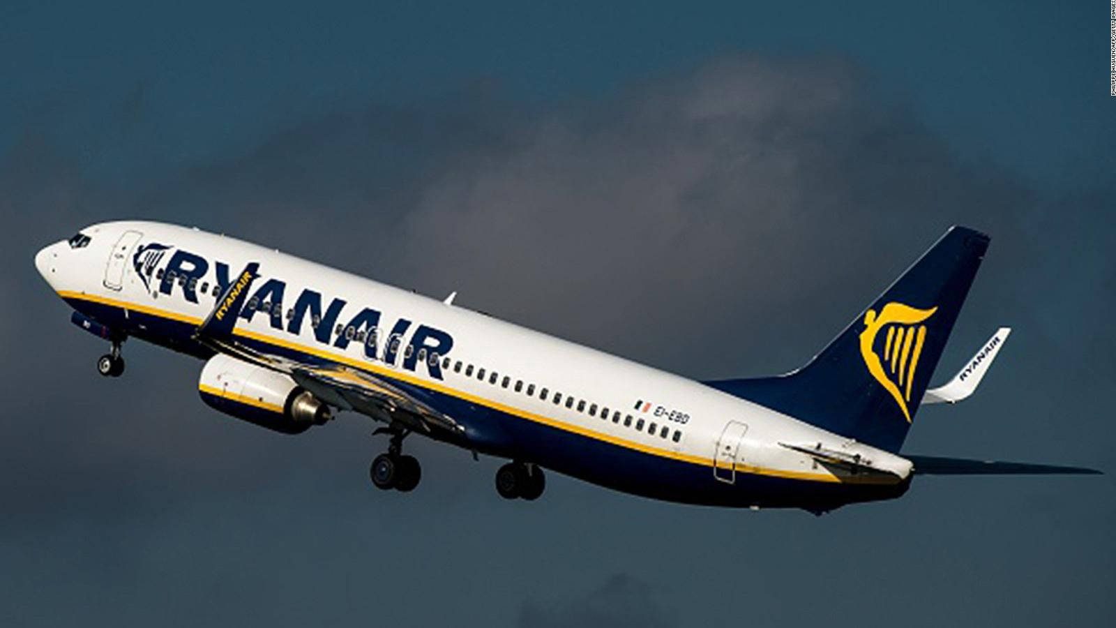 Ryanair In Dark Sky Wallpaper