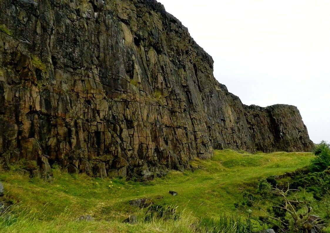 Salisbury_ Crags_ Edinburgh Wallpaper