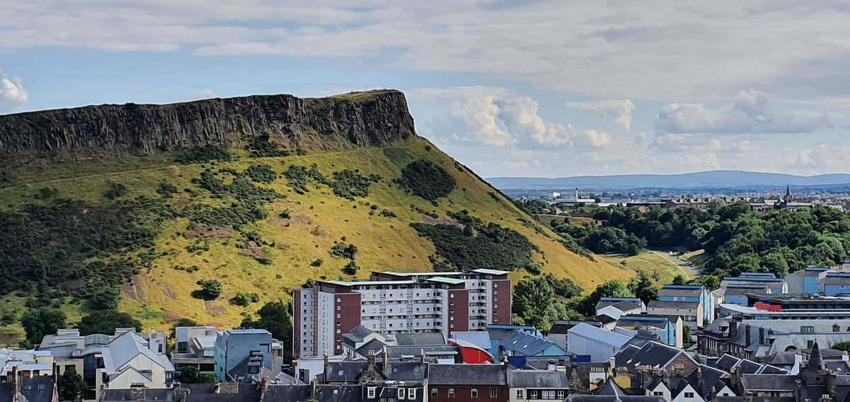 Salisbury_ Crags_ Overlooking_ Edinburgh Wallpaper