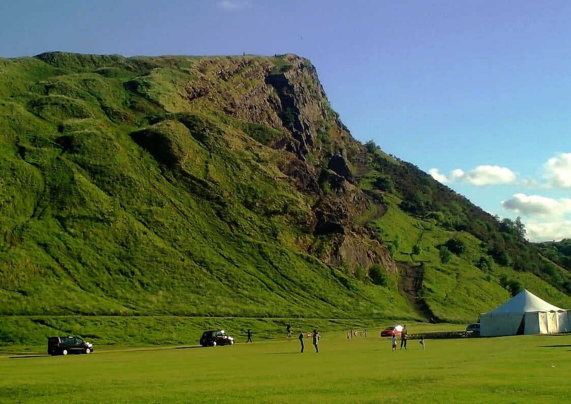 Salisbury_ Crags_ Sunny_ Day Wallpaper