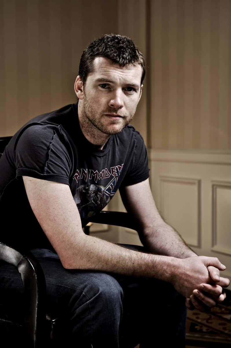 Sam Worthington Black T-shirt Photography Wallpaper