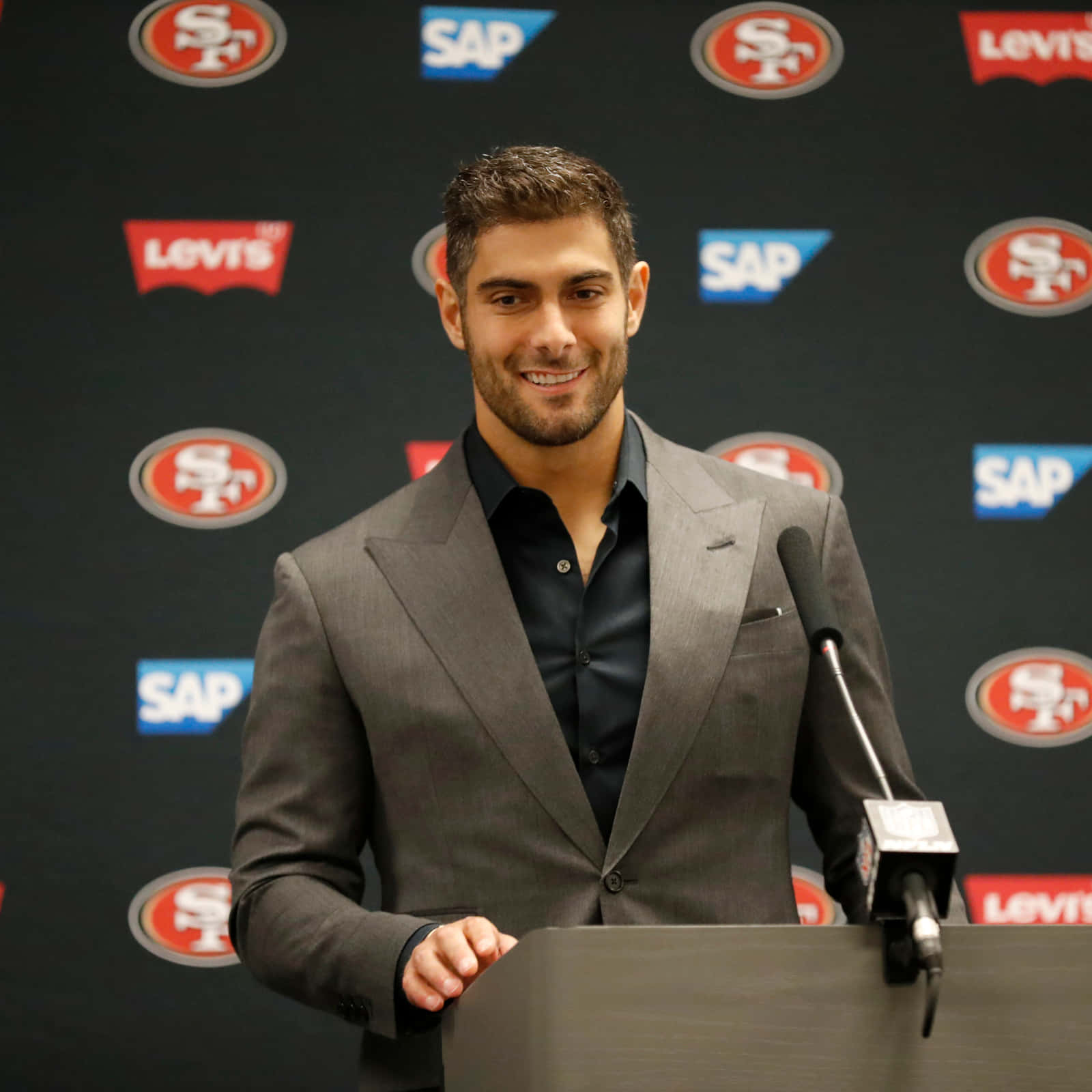 San Francisco 49ers Quarterback Jimmy Garoppolo In Action Wallpaper