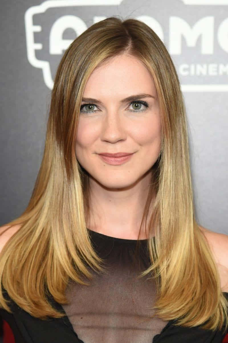 Sara Canning Red Carpet Look Wallpaper