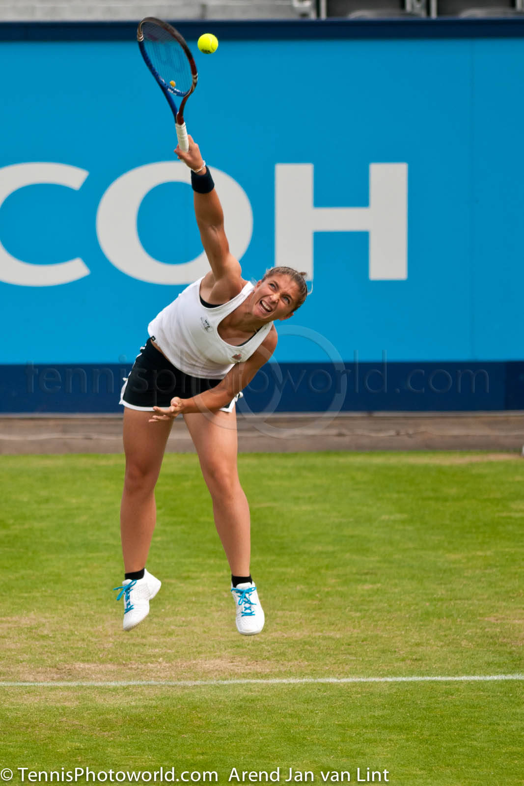 Sara Errani Jump Serve Wallpaper