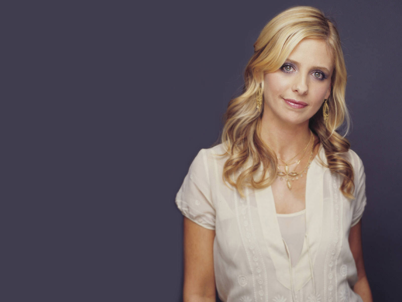 Sarah Michelle Gellar Iconic Tv Star Wallpaper