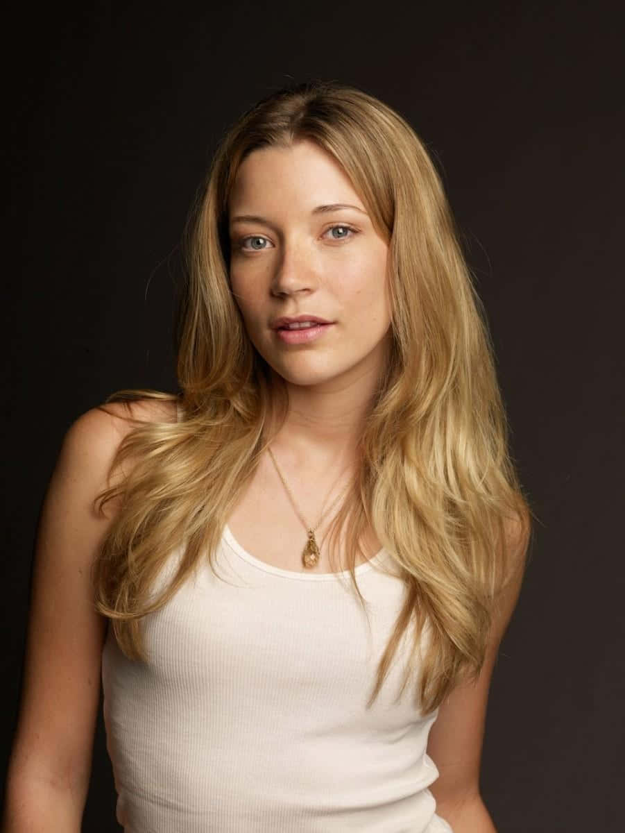 Sarah Roemer Posing Beautifully On A Nature Backdrop Wallpaper