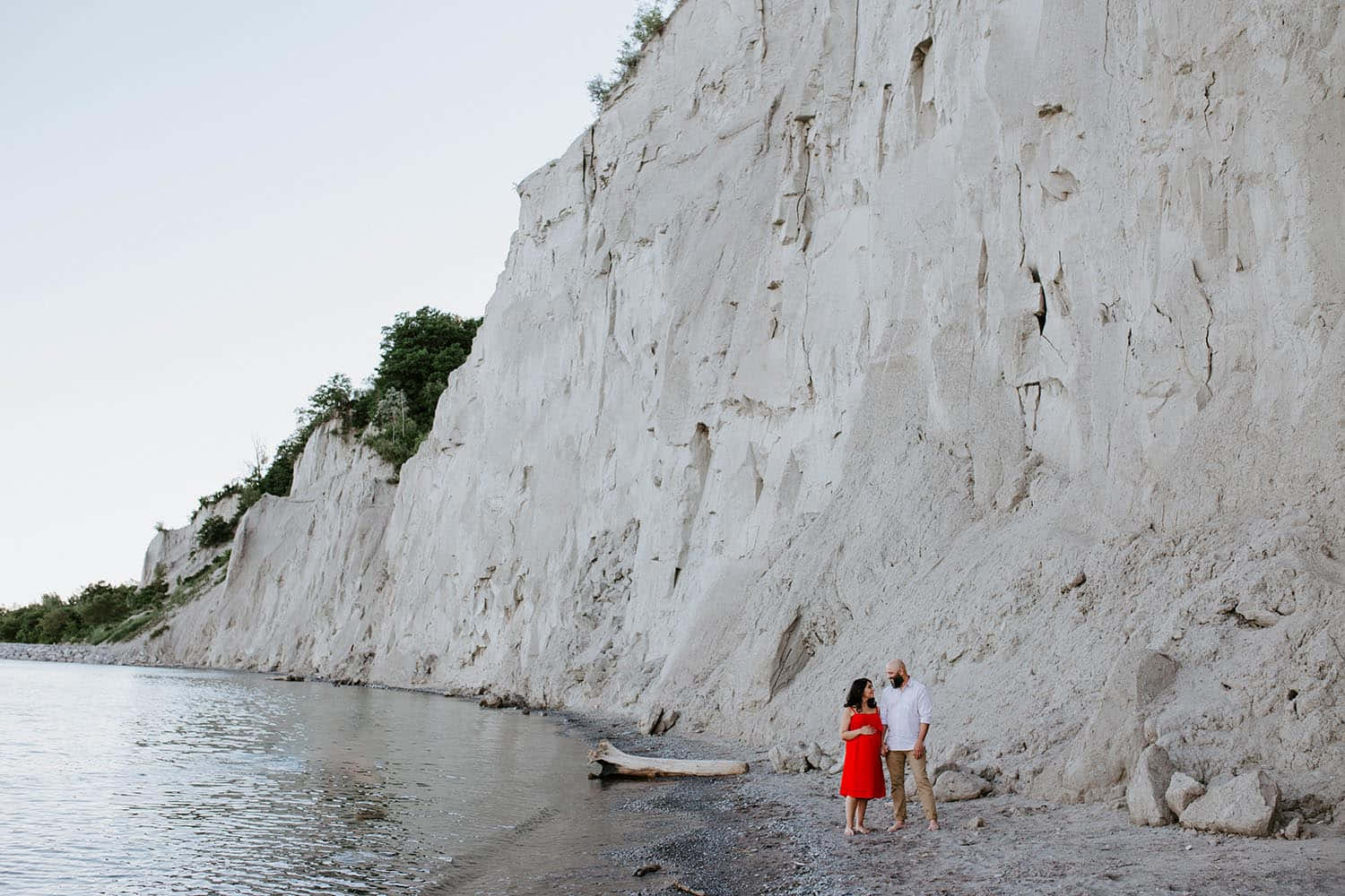 Scarborough_ Bluffs_ Couple_ By_ Water Wallpaper