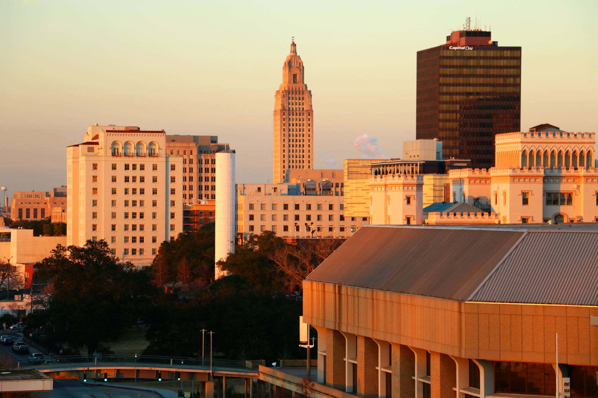 Scenic Sunset Over The Vibrant Cityscape Of Baton Rouge Wallpaper