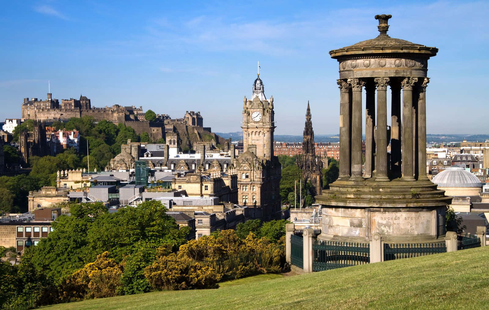 Scenic View Of Historic Edinburgh Castle At Sunset Wallpaper