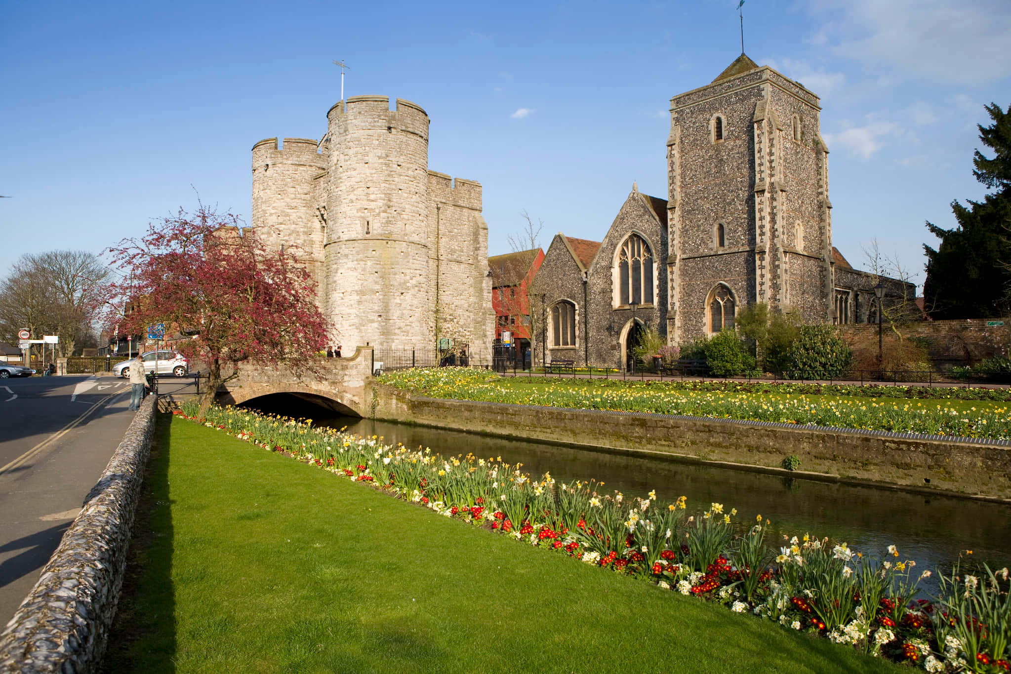 Scenic View Of The Historic Canterbury Cityscape With Magnificent Cathedral Wallpaper