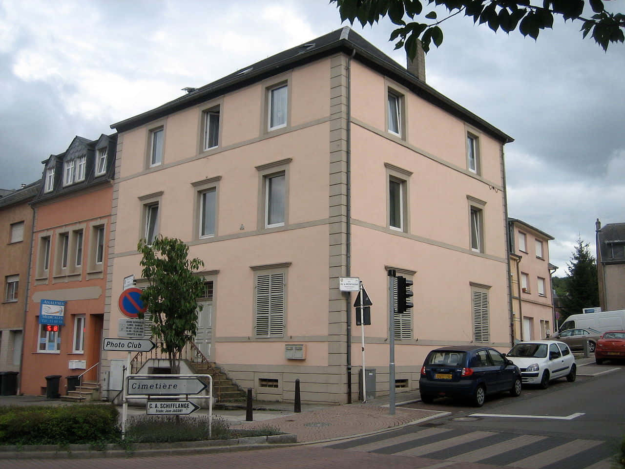 Schifflange Street Viewwith Buildings Wallpaper