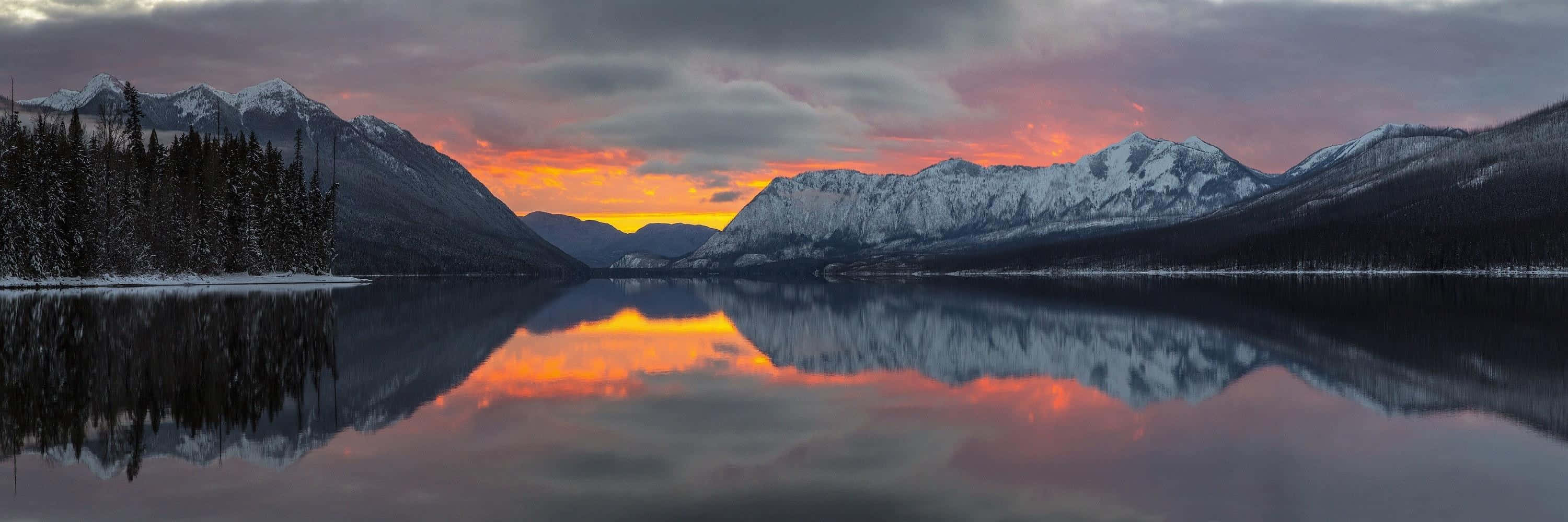 Serene Sunset Reflection Over Calm Waters Wallpaper