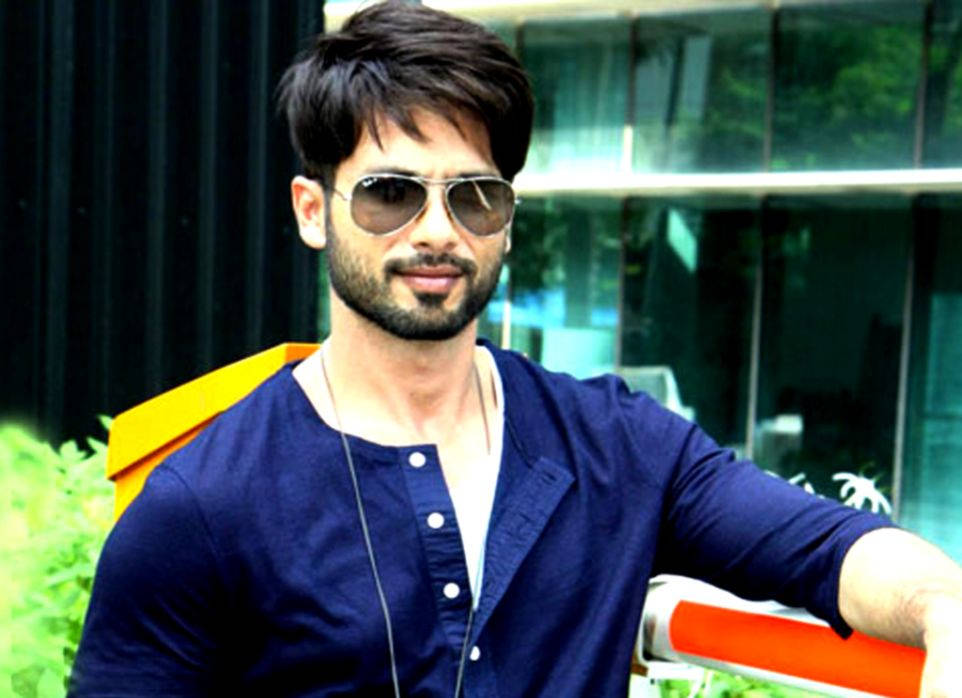 Shahid Kapoor Wearing Blue Shirt Wallpaper