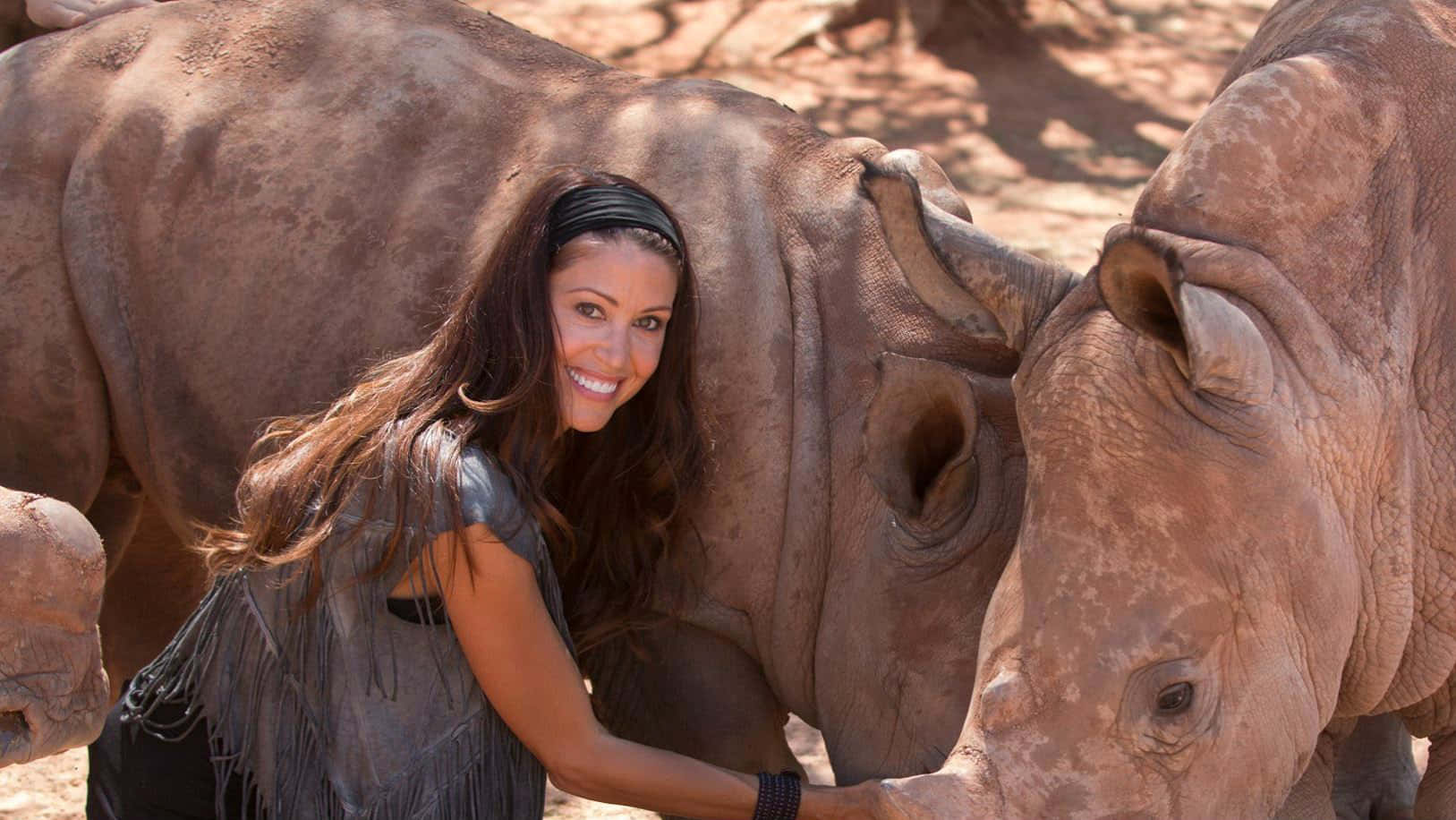 Shannon Elizabeth Posing In A Mesmerizing Setting Wallpaper