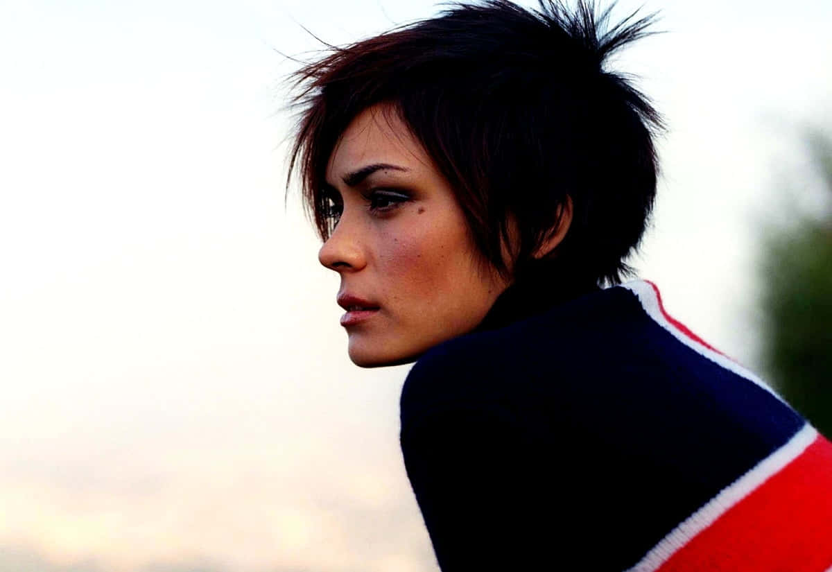 Shannyn Sossamon Posing At A Photoshoot Wallpaper