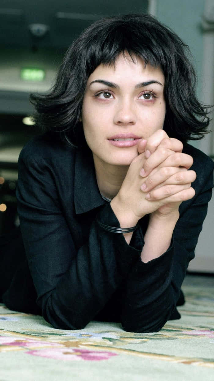 Shannyn Sossamon Posing Elegantly In A Stunning Photoshoot Wallpaper