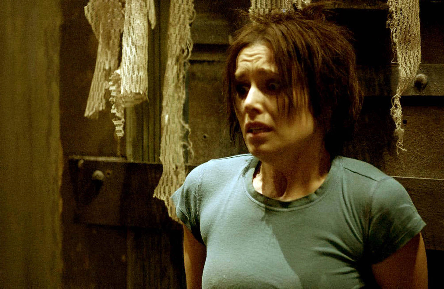 Shawnee Smith Green Top Wallpaper