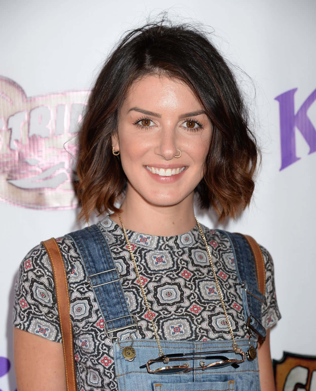 Shenae Grimes Beech Smilingat Event Wallpaper