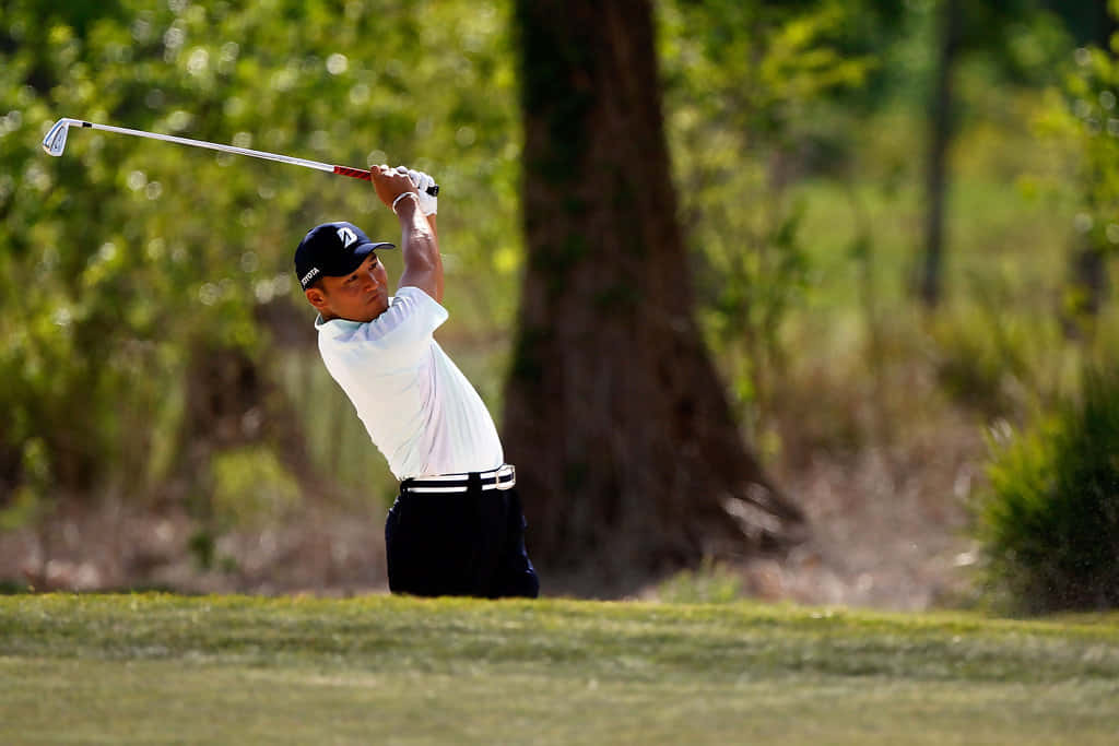 Shigeki Maruyama Actively Competing On The Golf Course. Wallpaper