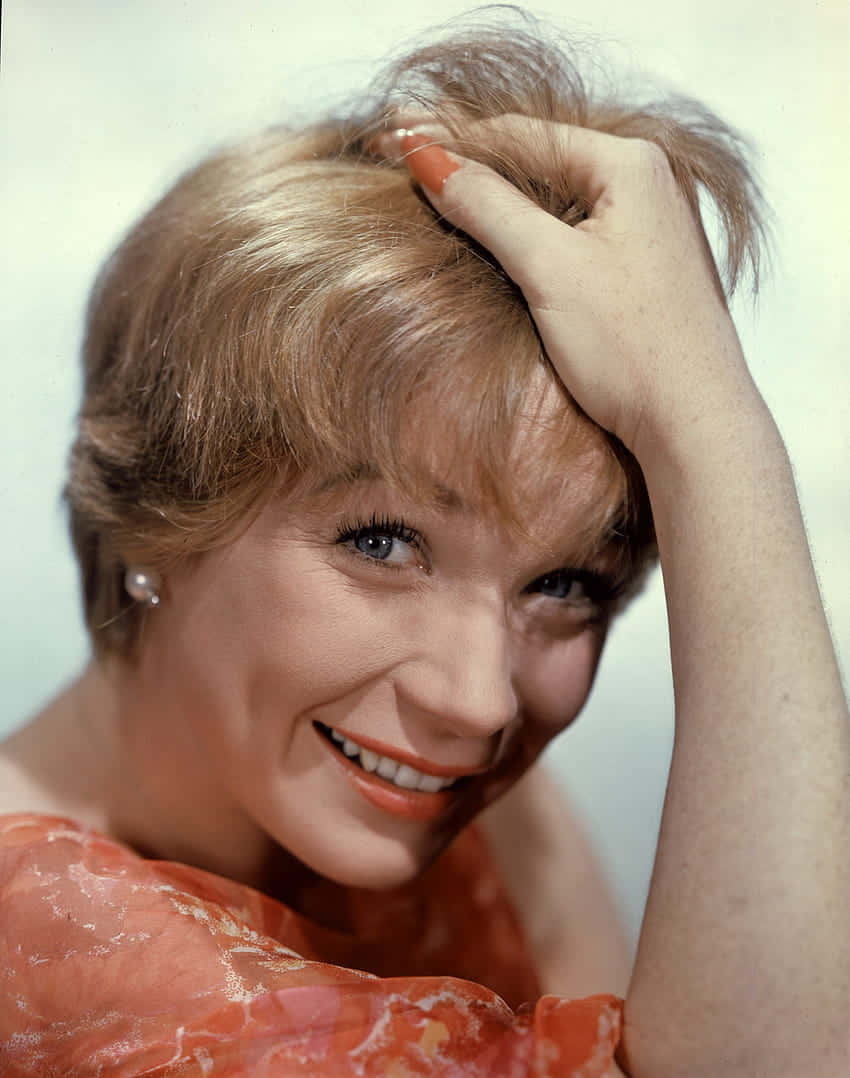 Shirley Maclaine Retro Photoshoot Wallpaper