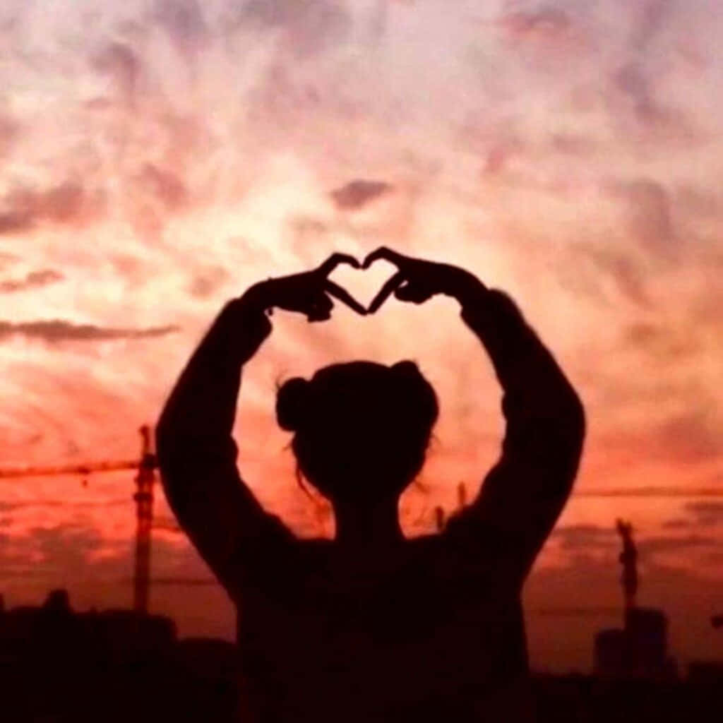 Silhouette Girl Heart Tiktok Pfp Ideas Wallpaper