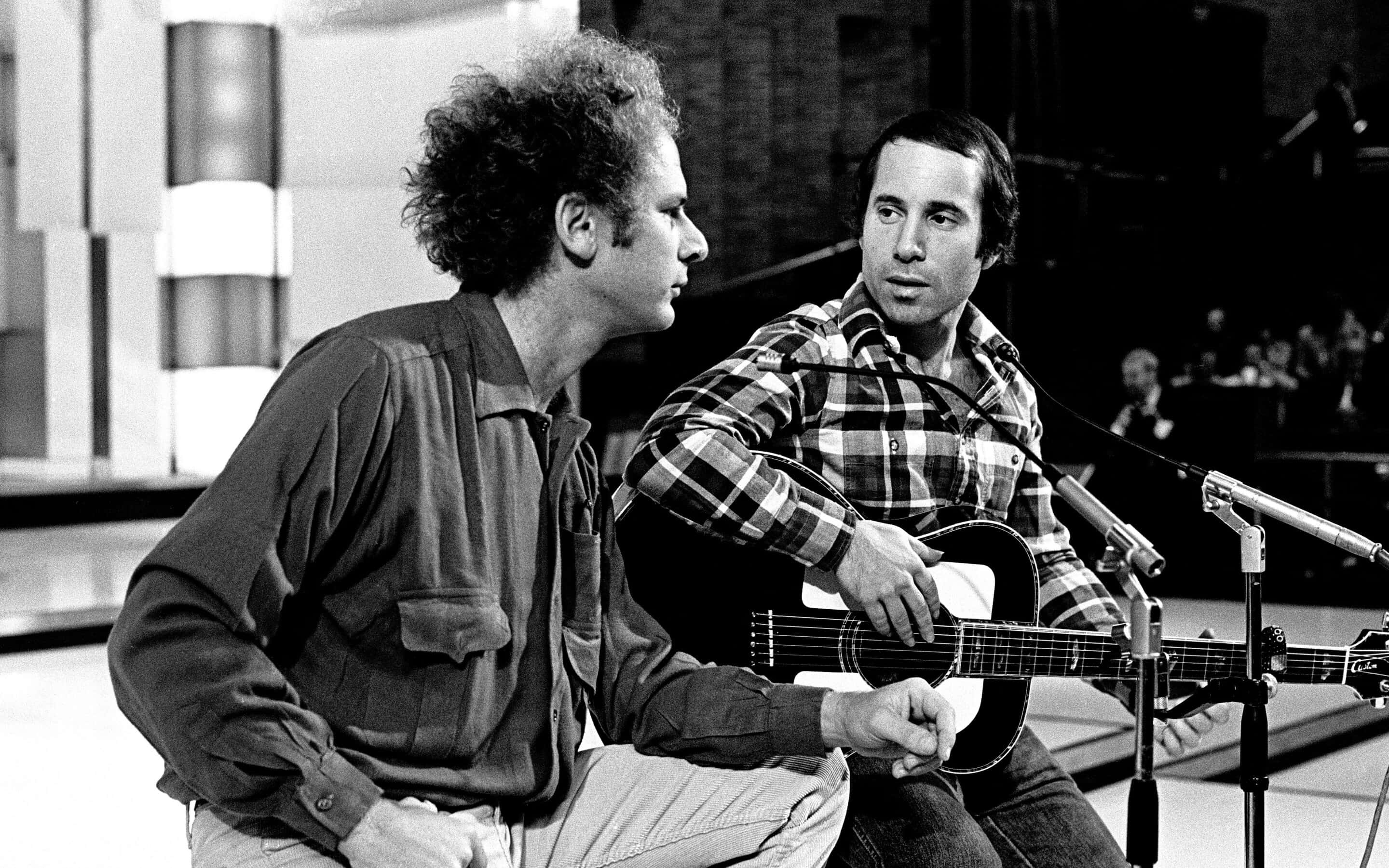 Simon And Garfunkel Onstage Moment Wallpaper