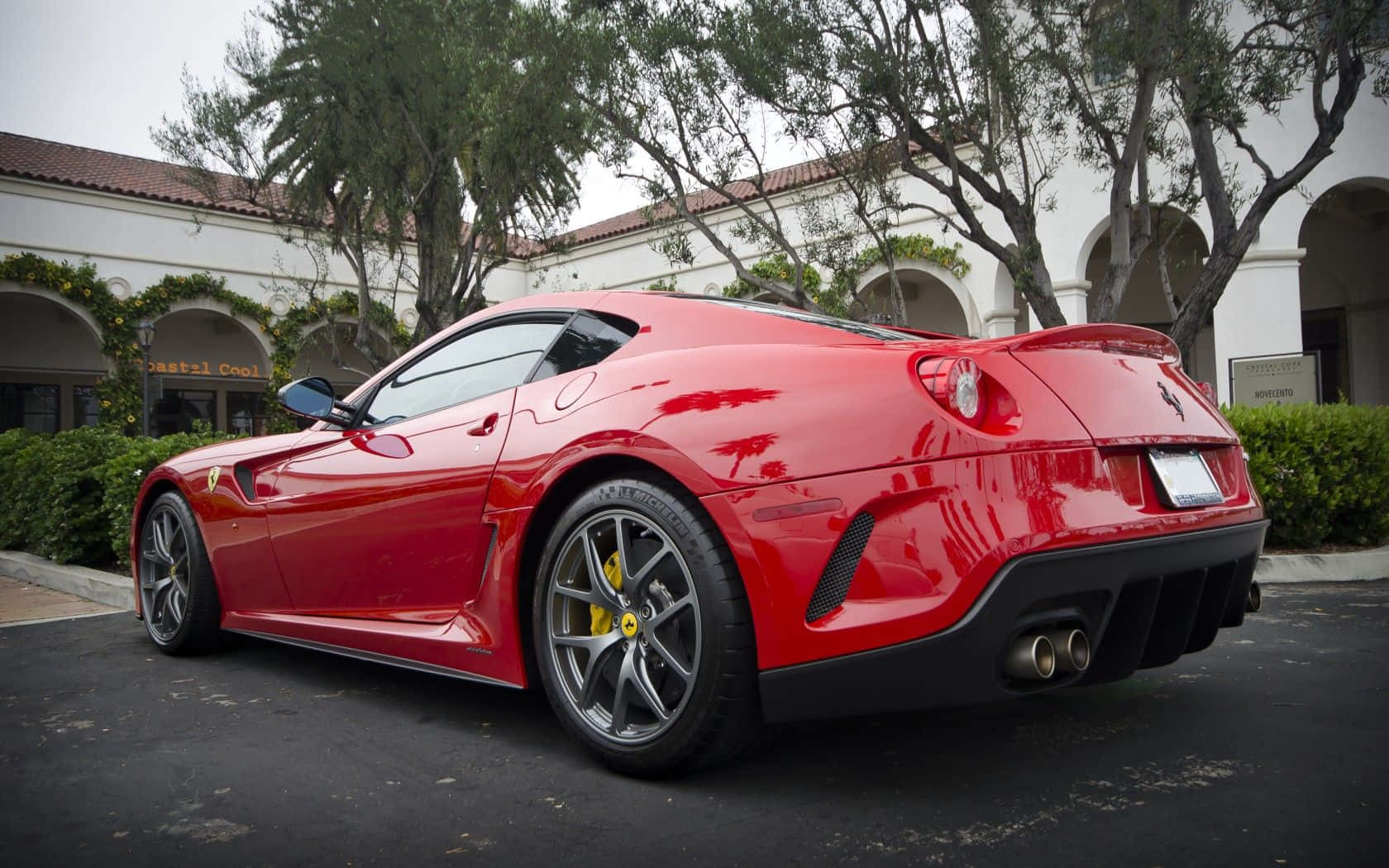 Sleek And Classy - Ferrari 599 Gtb Fiorano In Action Wallpaper