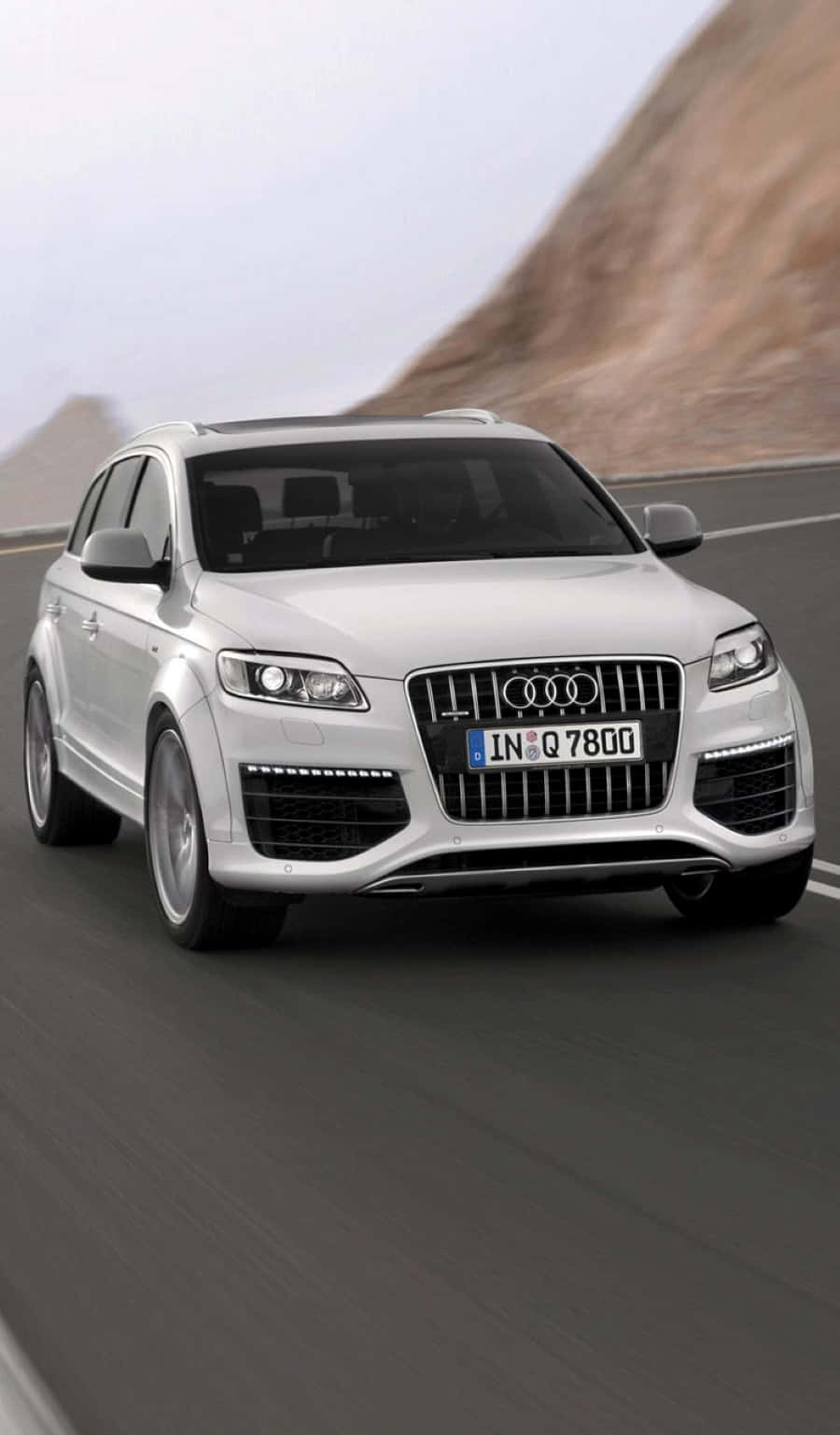 Sleek And Powerful Audi Q7 Suv Wallpaper