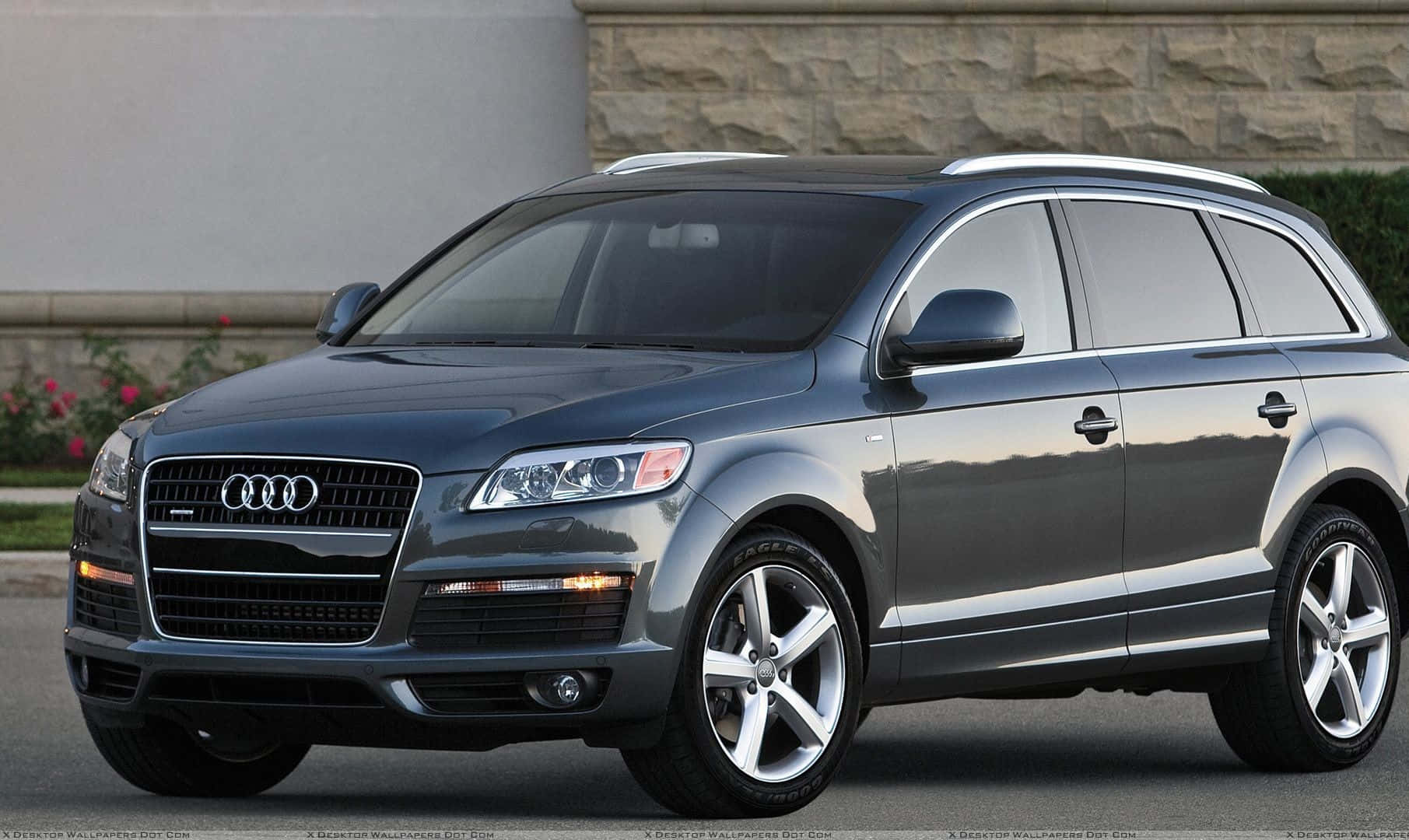 Sleek And Stunning Silver Audi Q7 Wallpaper