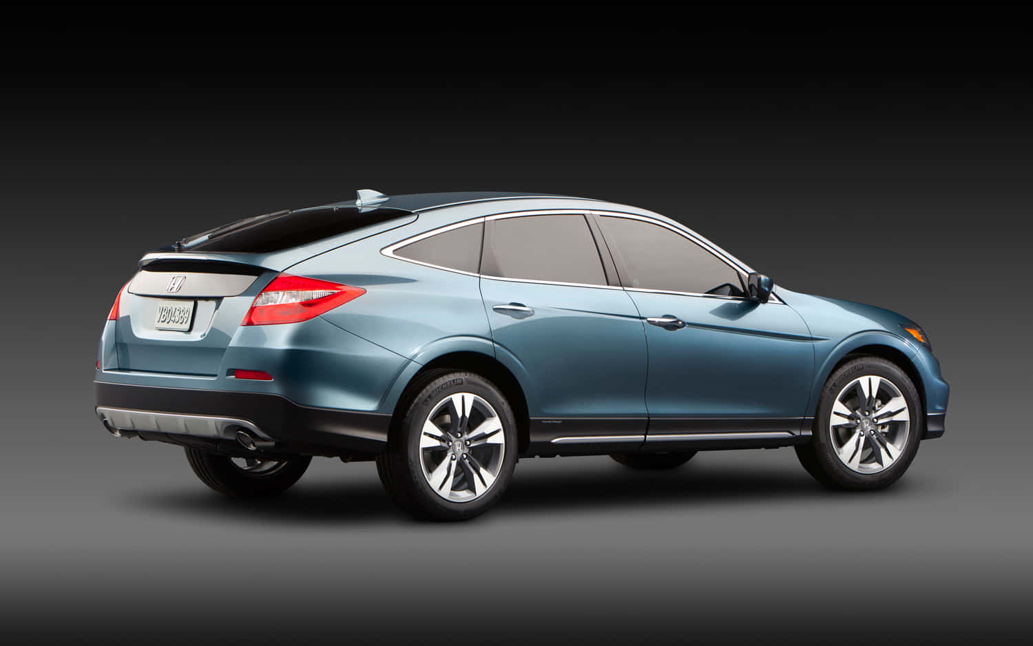 Sleek And Stylish Honda Crosstour In Nature Wallpaper