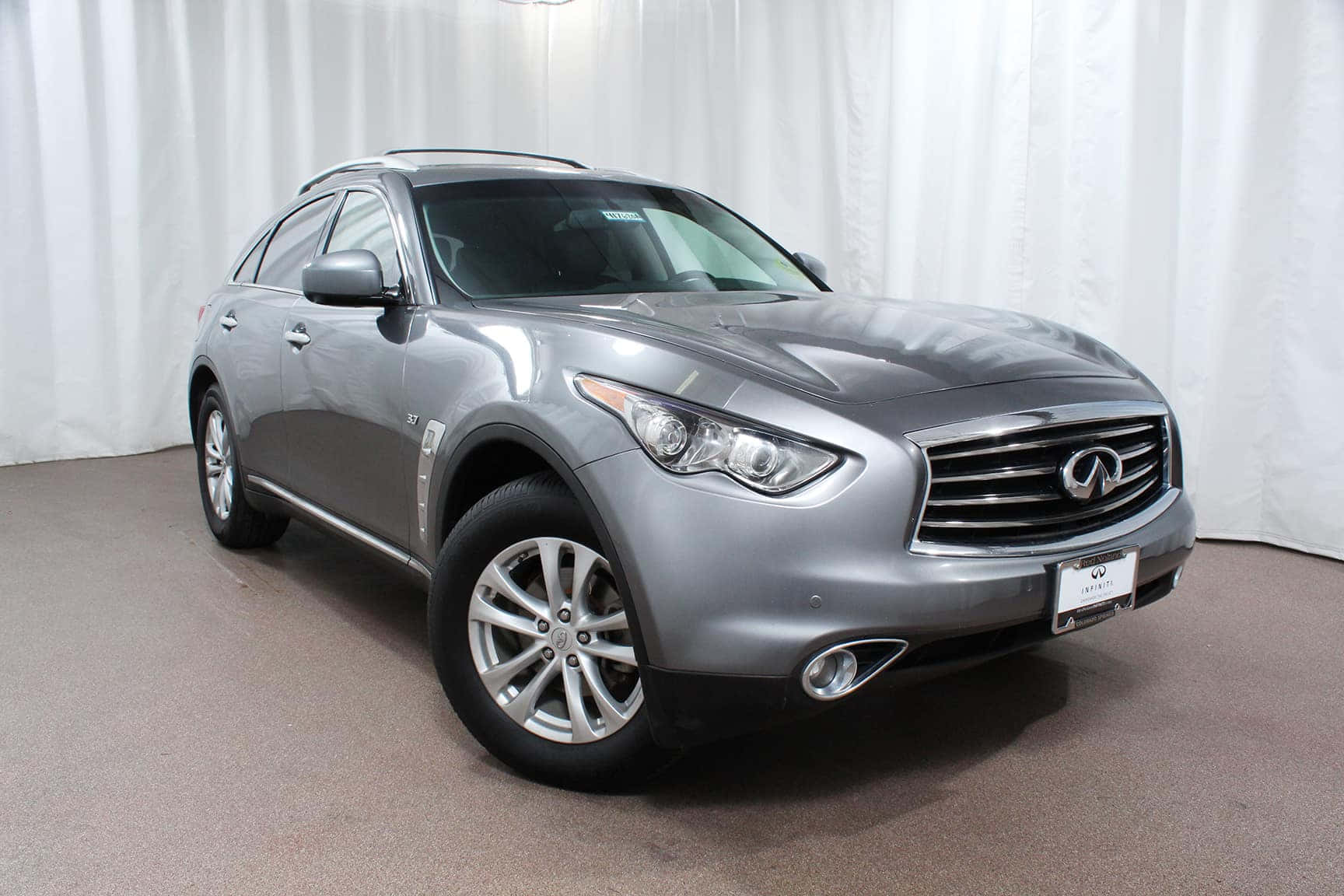 Sleek And Stylish Infiniti Qx70 In Vibrant Cityscape Wallpaper