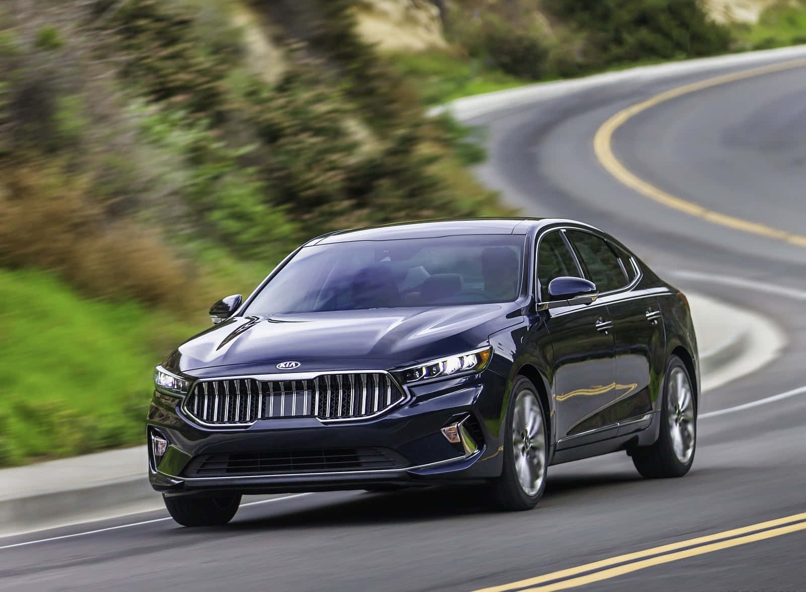 Sleek And Stylish Kia Cadenza In An Urban Setting Wallpaper