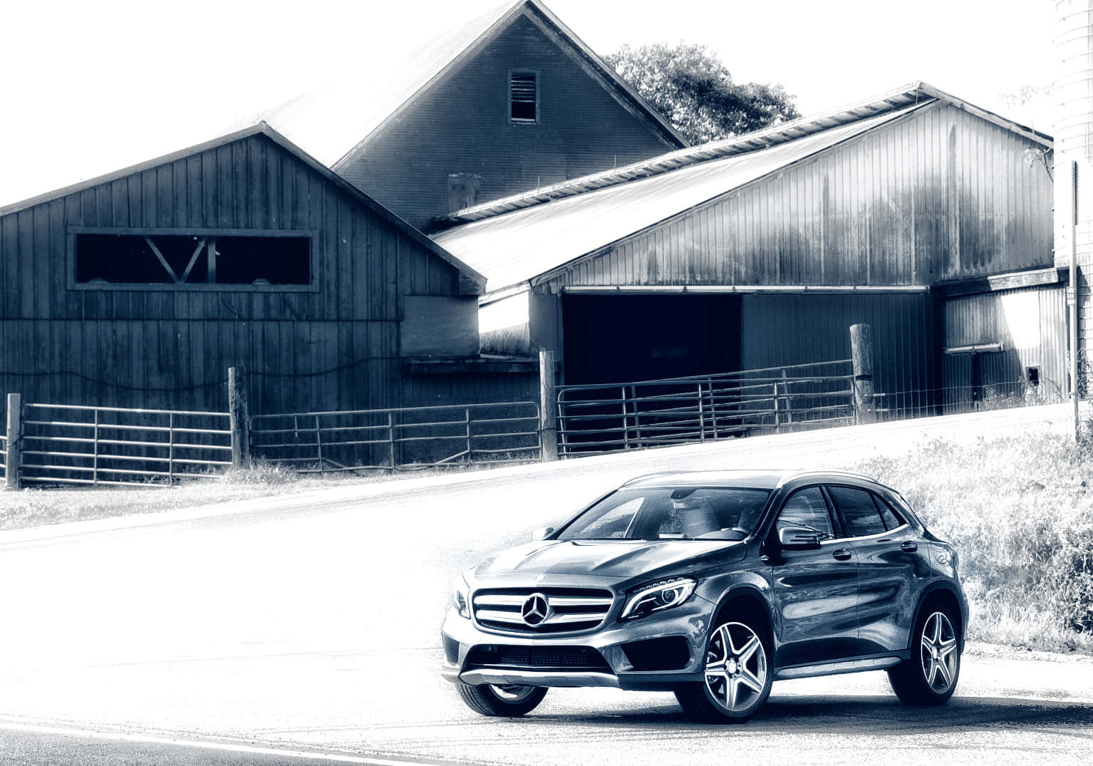 Sleek And Stylish Mercedes-benz Gla-class In Urban Setting Wallpaper