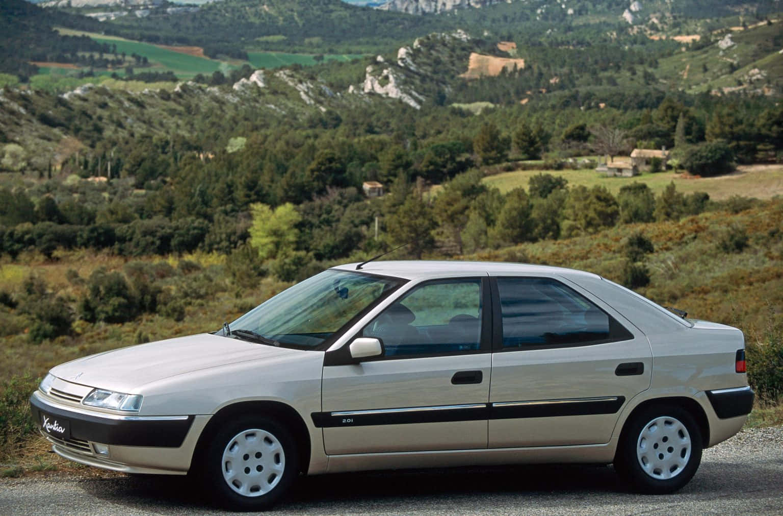 Sleek Citroen Xantia Moving On The Highway Wallpaper